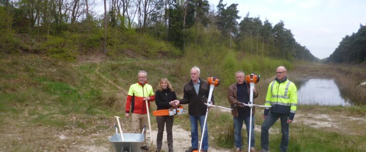 Arbeitsgeräte werden an Angelsportverein übergeben